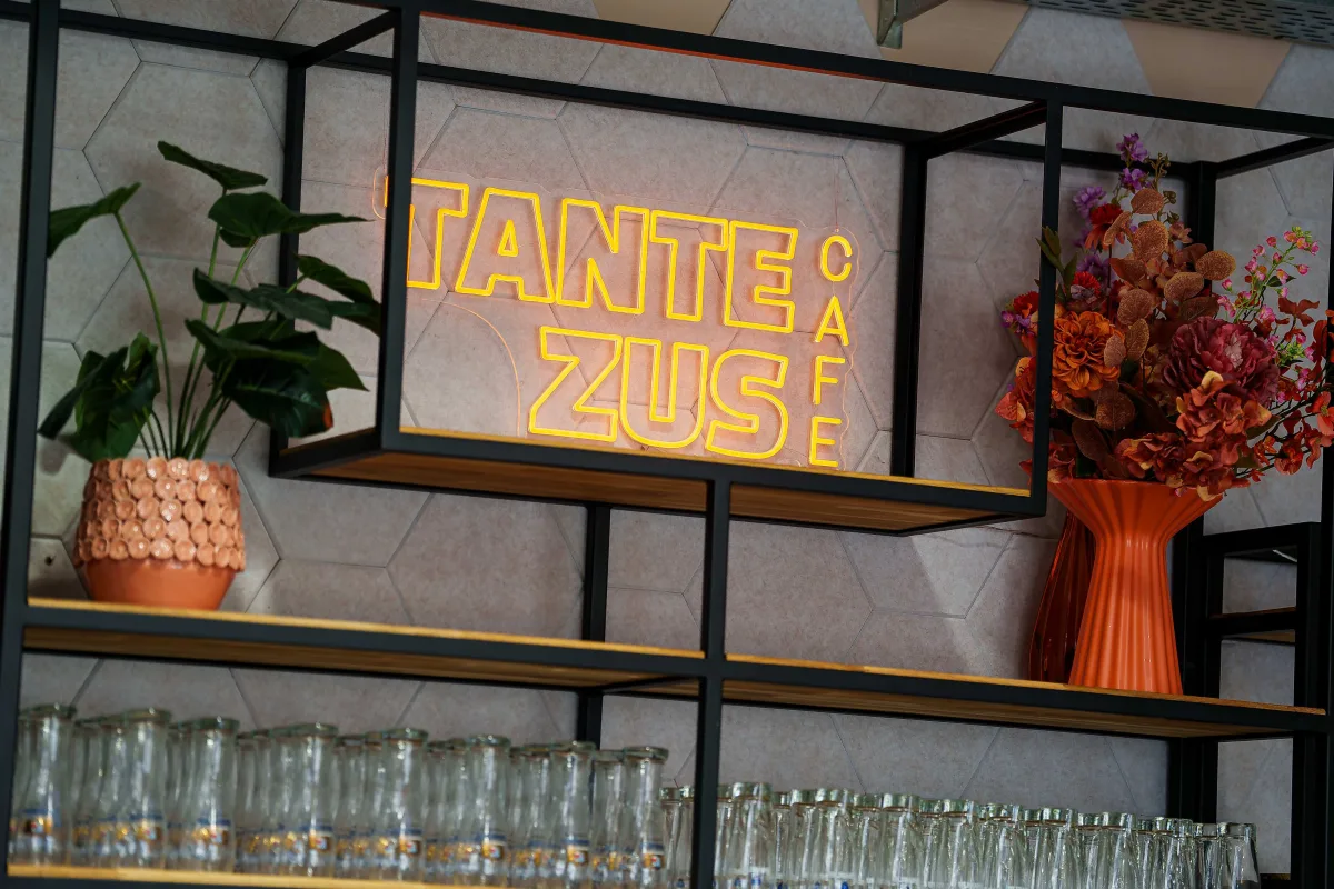 Neon sign Café Tante Zus